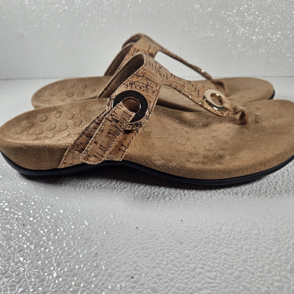 Vionic sandals tan, size 7 like new